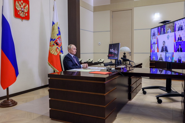 블라디미르 푸틴 러시아 대통령이 30일(현지시간) 모스크바 교외 노보-오가료보 관저에서 러시아 정부 관계자들과의 화상회의를 주관하고 있다. /타스=연합
