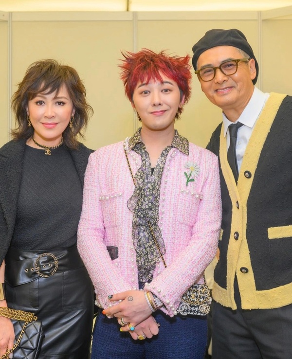 가수 지드래곤(가운데)이 홍콩 톱배우 주윤발(저우룬파, 오른쪽), 유가령(류자링)과의 친분을 과시하는 사진이 공개됐다. 양조위(량차오웨이)의 아내이기도 한 유명 연기자 유가령은 6일 자신의 사회관계망서비스(SNS)를 통해 최근 홍콩에서 열린 ‘샤넬 2024/25 크루즈 레플리카 쇼’에서 만난 지드래곤, 주윤발과의 사진을 공유했다. /인스타그램 캡처