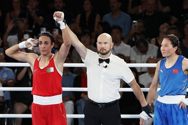 프랑스 파리 롱랑가로스 경기장에서 열린 2024 파리올림픽 복싱 여자 66kg급 결승전에서 성별 논란에 휩싸였던 알제리의 이마네 칼리프(붉은색)가 중국의 양류를 상대로 승리를 거두고 있다. /연합