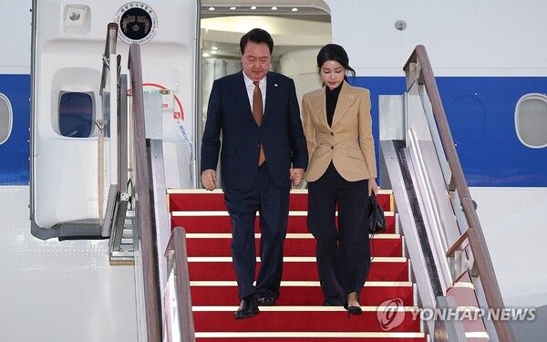 윤석열 대통령과 부인 김건희 여사가 지난 9월 22일 성남 서울공항에서 체코 공식 방문을 마치고 전용기인 공군 1호기편으로 귀국하고 있다. /연합