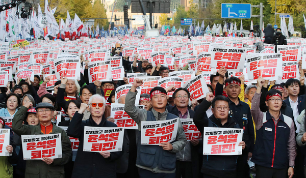 지난 9일 서울 숭례문 앞에서 시청 광장 인근까지 공간에서는 민노총의 전국노동자대회, 촛불행동의 ‘윤석열-김건희 퇴진 촛불시위’, 더불어민주당의 ‘김건희-윤석열 국정농단 규탄·특검 촉구’ 집회가 열렸다. 주최 측은 달랐지만 시위 참가자나 이들이 외치는 구호는 대동소이했다고 한다. /뉴스1