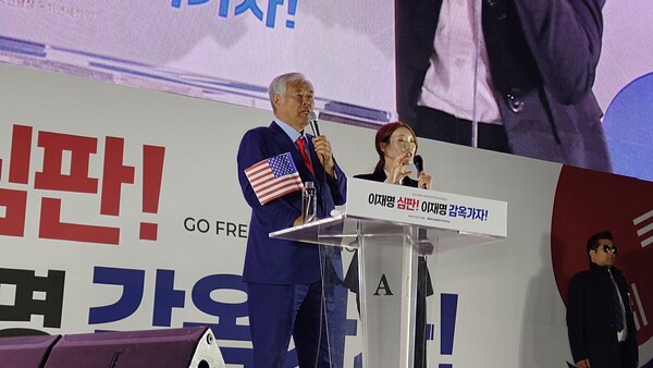 지난 9일 광화문일대에서 열린 ‘대통령 불법 탄핵 저지를 위한 국민혁명대회’에서 국민혁명의장 전광훈 목사가 발언하고 있다. /대국본