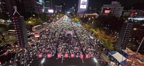 이날 집회에는 30만여 명(주최측 추산)의 애국시민들이 참석해 “재명아! 감방가자!”라는 팻말과 함께 한미 양국 국기를 흔들며 결의를 다졌다. /대국본