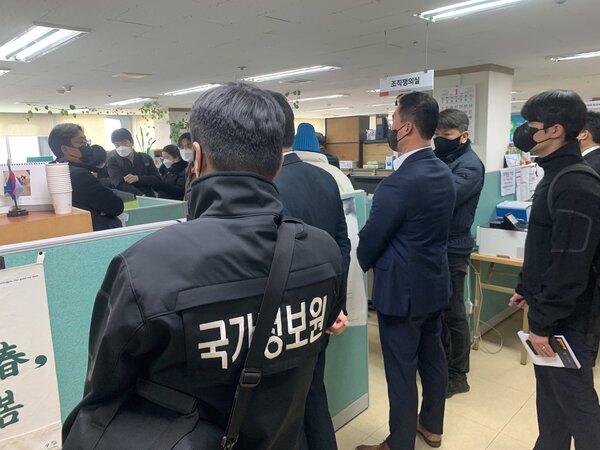 지난해 1월 서울 중구 정동 소재 민노총 본부에 대한 압수수색을 시도하는 국가정보원과 경찰 대공수사요원들. 당시 민노총 측은 압수수색을 거부하며 저항했다. /민노총 트위터(현 X) 공개사진