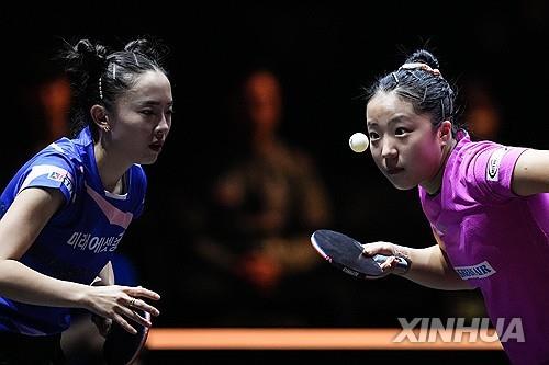 한국 여자탁구 '황금 콤비'인 신유빈(오른쪽)과 전지희. /신화=연합