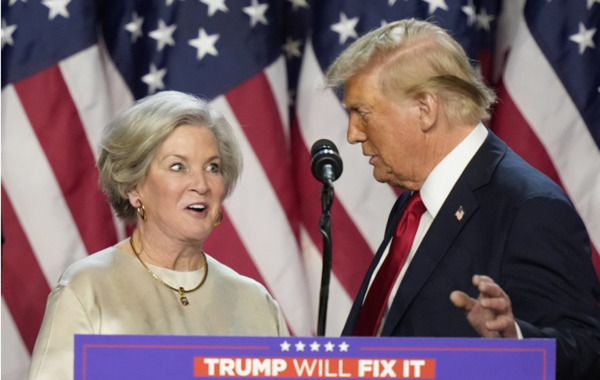 트럼프 당선인이 6일 제47개 미대통령 당선 축하 행사에서 수지 와일스 美대선 공동선거대책위원장(67)을 소개하고 있다. /AFP=연합