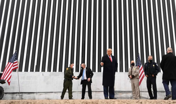 2021년 1월 12일 당시 트럼프 전 대통령이 텍사스주 알라모의 미국-멕시코 국경장벽을 시찰하고 있다. / AFP=뉴스1