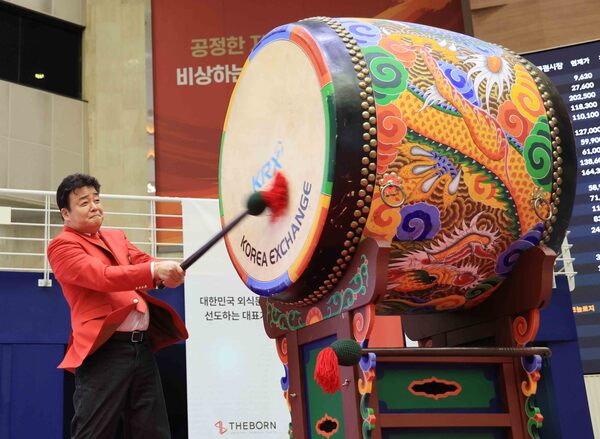 백종원 더본코리아 대표가 지난 6일 오전 서울 영등포구 여의도 한국거래소 홍보관에서 열린 더본코리아 코스피 상장 기념식에 참석해 북을 치고 있다. /연합