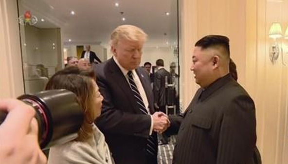 도널드 트럼프 전 미국 대통령과 김정은 북한 국무위원장의 ‘하노이 작별’ 장면. /연합