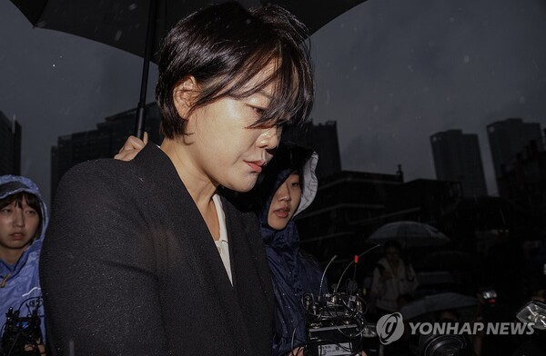 지난달 18일 서울 용산경찰서에 출두하는 문재인 전 대통령의 딸 문다혜 씨. 문 씨는 ‘만취운전’ 사건 외에도 공중위생관리법 2건 위반 혐의로도 입건 또는 송치된 상태다. /뉴스1