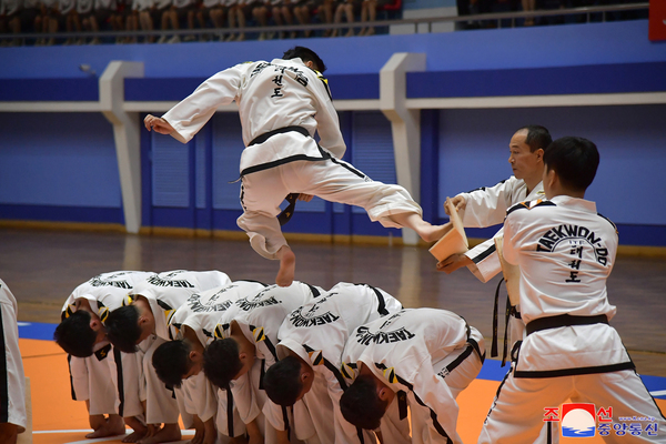 지난 6월 16일 북한 신미리애국열사릉에서 최홍희 전 국제태권도연맹(ITF) 총재 사망 22주기 추모행사가 진행된 후 태권도전당에서 북한 선수들이 시범 경기를 선보이고 있다. /연합