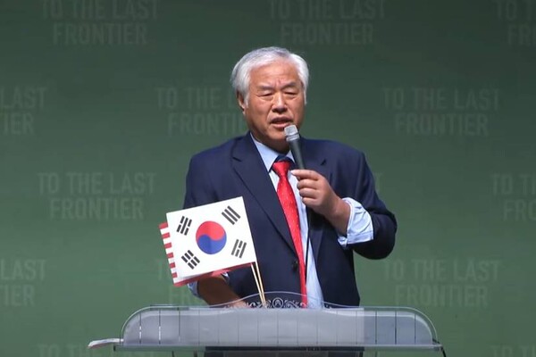 13일 경북 상주 BTJ열방센터에서 열린 ‘자유통일을 위한 국민대회’에서 국민혁명 의장 전광훈 목사가 갈등과 혼란이 격화되고 있는 대한민국을 바로 세울 것을 호소하고 있다. /유튜브 '전광훈TV' 캡처