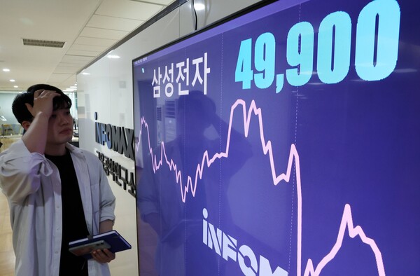 14일 오후 서울 종로구 연합인포맥스 모니터에 삼성전자 주가가 표시돼 있다. 이날 삼성전자는 전날보다 1.38% 내린 4만9천900원으로 장을 마감했다. 이는 지난 2020년 6월 15일 종가 4만9천900원을 기록한 후 4년5개월 만에 최저가다. /연합