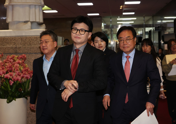 국민의힘 한동훈 대표가 14일 국회 본회의가 끝나고 열린 당 의원총회장으로 향하고 있다. /연합