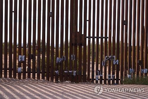 불법 이민자를 막기 위해 미국 애리조나주에 설치한 장벽. /EPA=연합