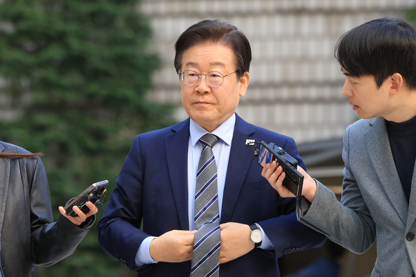 더불어민주당 이재명 대표가 지난 12일 오전 서울 서초구 서울중앙지방법원에서 열린 대장동·백현동·위례신도시 개발비리 및 성남FC 불법 후원금 의혹 사건 1심 속행 공판에 출석하고 있다. /연합