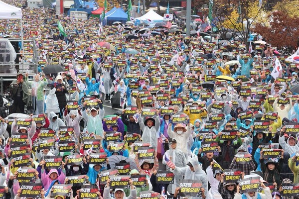대한민국바로세우기국민운동본부(대국본)가 16일 오후 3시부터 서울 광화문일대에서 개최한 ‘이재명 구속 촉구 광화문국민혁명대회’에는 주최 측 추산 30만 명의 애국시민 참석했다. 이들은 ‘이재명 심판 감옥으로!’라고 적힌 피켓을 들고, “오는 25일 위증교사 선고에서만큼은 이재명을 반드시 법정구속해 국민 눈높이에 맞는 판결이 나와야 한다”고 주장했다. /주최 측