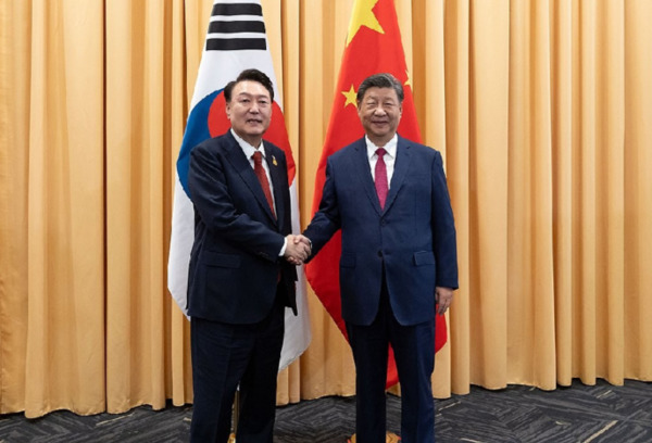 제31차 아시아태평양경제협력체(APEC) 정상회의에 참석한 윤석열대통령이 15일(현지시간) 페루 리마의 한 호텔에서한중정상회담 전시진핑 중국 국가 주석과 악수하고 있다. /리마=연합