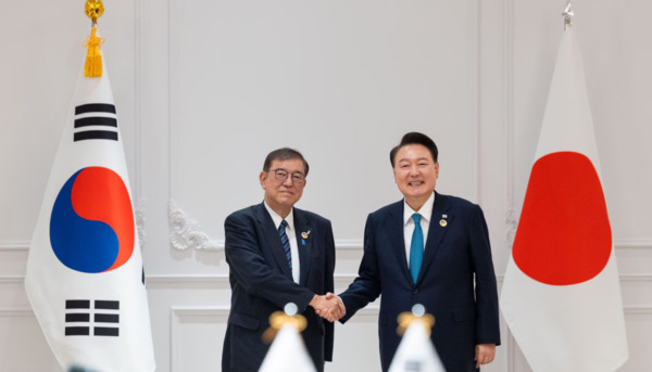 윤석열 대통령이 지난 10일(현지시간) 라오스 비엔티안의 한 호텔에서 열린 한일 정상회담에서 이시바 시게루 일본 신임 총리와 악수하며 기념촬영을 하고 있다. /대통령실 제공