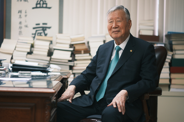 이중근 부영그룹 회장 겸 대한노인회장이 지난 19일 서울 중구 서소문동 부영그룹 사옥에서 진행된 연합뉴스와의 인터뷰에 앞서 포즈를 취하고 있다. /연합