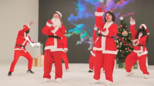 2021년 12월 24일 이재명 당시 더불어민주당 대선 후보와 부인 김혜경 씨가 산타클로스 복장을 하고 춤을 추고 있다. 이 영상이 올라온 날은 고 김문기 전 성남도시개발공사 개발1처장의 발인날이었다. /이재명 유튜브 영상 캡쳐