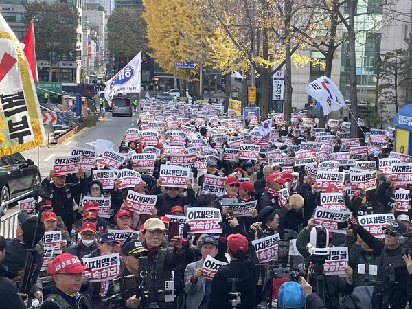 25일 오후 12시 서초동 서울중앙지방법원 인근에서 열린 자유통일당 기자회견 및 범보수 집회에서 시민들이 피켓을 흔들며 “이재명을 구속하라”라는 구호를 외치고 있다. /자유통일당