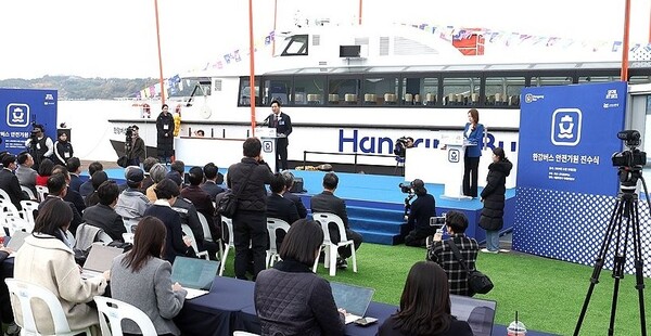 오세훈 서울시장이 25일 경남 사천시 은성중공업에서 열린 ‘서울 한강버스 진수식’에서 인사말을 하고 있다. /연합