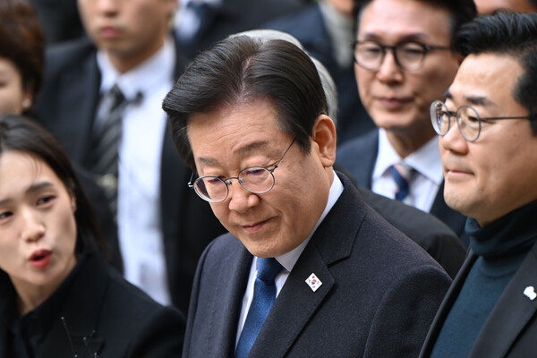 더불어민주당 이재명 대표가 25일 오후 서울 서초구 서울중앙지법에서 열린 '위증교사' 혐의 사건 1심 선고 공판에 출석한 뒤 취재진에게 입장을 밝히고 있다. /연합