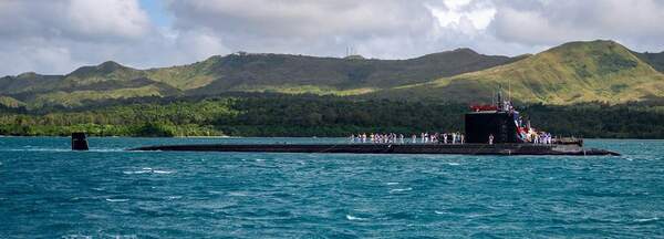 美 인도·태평양사령부가 홈페이지와 SNS에 공개한 ‘버지니아’급 핵추진 공격잠수함 ‘미네소타’함의 괌 기지 입항 모습. 세계에서 가장 앞선 기술을 가진 잠수함으로 불린다. /美 인태사령부 SNS 캡처
