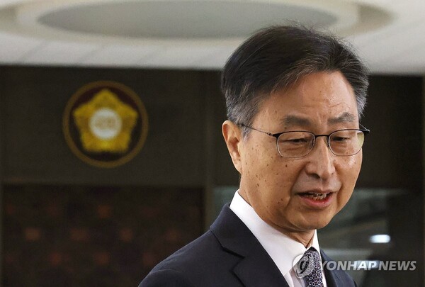 지난 11월 29일 국회 예결위에서 민주당의 탄핵소추에 대한 입장을 밝히는 최재해 감사원장. 그는 자진사퇴할 뜻은 전혀 없다고 강조했다. /연합