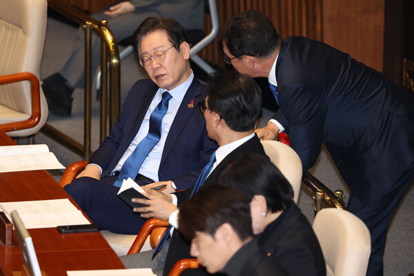 더불어민주당 이재명 대표가 2일 서울 여의도 국회에서 열린 본회의에서 신정훈 의원과 대화를 나누고 있다. /연합