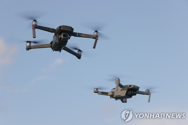 중국산 민수용 드론의 비행 모습. 문재인 정권 시절 주요 정부부처는 중국산 드론을 마구잡이로 들여와 운용했다. 중국산 드론은 현재 미국, 영국, 호주, 일본 등에서는 보안 문제로 정부 부처나 안보기관에서는 사용을 하지 않고 있다. /연합