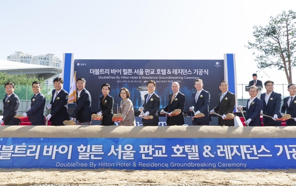 2019년 10월 8일 경기 성남시 분당구 정자동 ‘더블트리 바이 힐튼 호텔 & 레지던스 기공식’에서 이재명 경기도지사와 은수미 성남시장, 김혜정 베지츠종합개발 대표이사, 팀 소퍼 힐튼 아시아 영업부사장 등 주요 참석자들이 시삽하고 있다. /연합