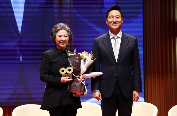 3일 오전 서울시청에서 열린 7기 서울특별시 명예시장 위촉식에서 배우 고두심(왼쪽)이 위촉장을 받은 후 기념촬영을 하고 있다. /연합