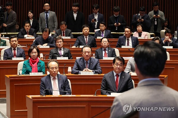 국민의힘 추경호 원내대표를 비롯한 의원들이 지난 2일 오전 서울 여의도 국회에서 열린 비상의원총회에서 더불어민주당의 감사원장 등에 대한 탄핵 추진과 관련해 법제사법위원회 간사인 유상범 의원의 보고를 듣고 있다. /연합