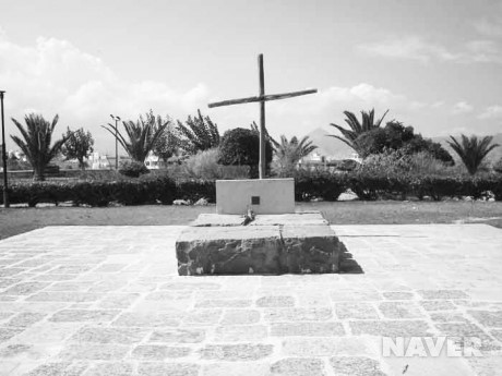 크레타섬에 있는 니코스 카잔차키스의 묘비.