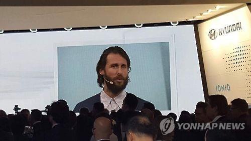 데이비드 메이어 드 로스차일드가 2022년 5월 서울 양재동 현대기아차 사옥에서 임직원을 상대로 강연을 하고 있다. 그는 2020년부터 현대차 홍보대사를 맡고 있다 ./연합