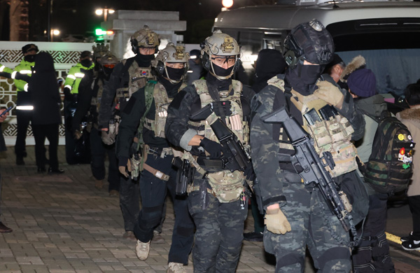 국회 본회의에서 비상계엄 해제를 의결한 4일 새벽 군 병력이 국회에서 철수하고 있다. /연합