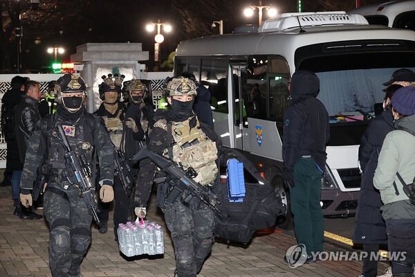 국회에서 비상계엄령 해제 결의안이 통과된 뒤 상부의 명령에 따라 철수하는 계엄군. 윤 대통령의 비상계엄령은 150분밖에 유지되지 못했다. /연합