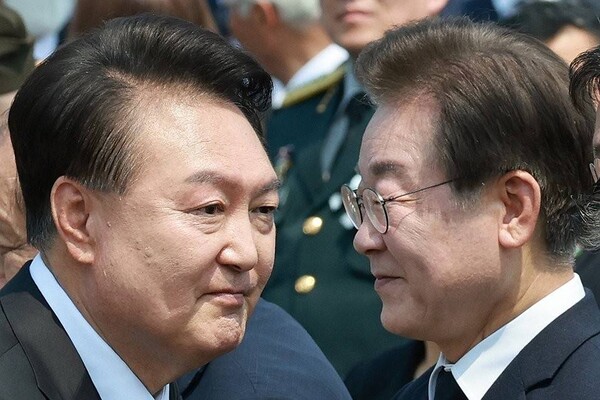 윤석열 대통령이 지난 6월 6일 서울 동작구 국립서울현충원에서 열린 제69회 현충일 추념식이 끝난 뒤 떠나며 여야 정치인들과 인사하고 있다. 윤 대통령 오른쪽은 더불어민주당 이재명 대표. /연합