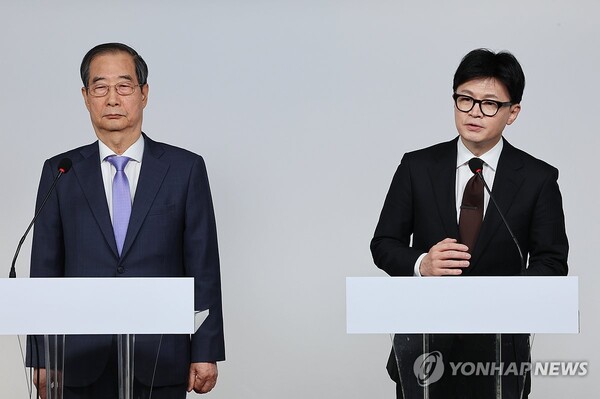 8일 오후 서울 여의도 국민의힘 당사에서 공동 담화문을 발표하는 한덕수 국무총리와 한동훈 국민의힘 대표. 한 대표는 국회의원이 아니다. 따라서 윤 대통령이 말한 "당정 협의에 따라 국정 운영할 것"이라는 데는 애초 해당이 되지 않는 게 맞다. /연합