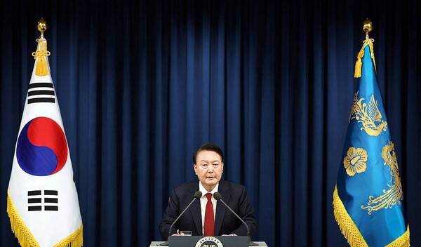 윤석열 대통령이 지난 3일 밤 서울 용산 대통령실 청사에서 긴급 대국민 특별 담화를 하고 있다. /연합