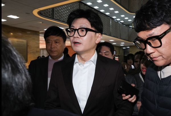 국민의힘 한동훈 대표가 10일 오전 서울 여의도 국회에서 열린 비상의원총회에 참석하고 있다. /연합