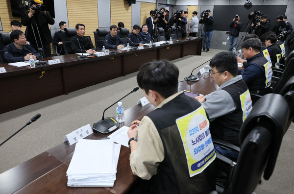 코레일과 철도노조간 임금·단체협약 협상이 총파업 일주일만인 11일 타결되면서 철도 파업이 종료됐다. 사진은 마주앉은 코레일 노사. /연합