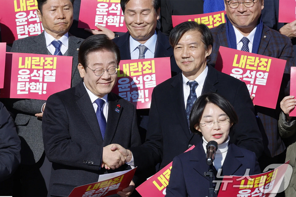 윤석열 대통령 탄핵을 외치는 자리에서 만난 이재명 더불어민주당 대표와 조국 조국혁신당 대표(구속)가 악수를 하는 모습. 마이크를 잡은 사람은 통진당 출신 김재연 진보당 대표로 보인다. /뉴스1