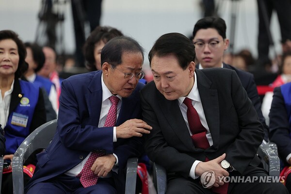 지난해 한 행사장에서 만난 홍준표 대구시장과 윤석열 대통령이 귓속말을 나누고 있다. 홍 시장은 윤 대통령에 대한 탄핵안이 가결되자 탄핵 가결을 선동한 한동훈 국민의힘 대표와 친한파를 당에서 제명해야 한다고 주장했다. /연합