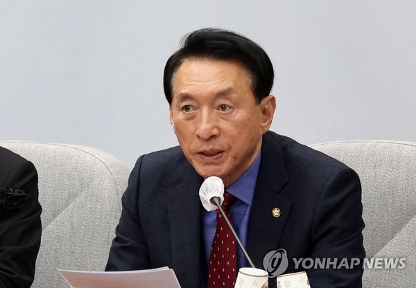 국회 외교통일위원장인 김석기 국민의힘 의원은 국회 상임위에서 더불어민주당과 조국혁신당 등 야권 의원들의 이중잣대와 억지에 흔들리지 않고 오히려 정정 발언을 요구했다. /연합