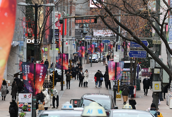 내수침체로 연말 특수가 사라지면서 서울 중구 명동 거리가 한산한 모습을 보이고 있다. /연합
