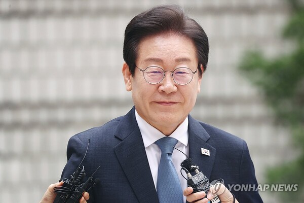 지난 9월 대장동 특혜 의혹과 성남 FC 불법후원 사건 재판을 위해 서울중앙지법에 출석하는 이재명 더불어민주당 대표. 이 대표는 최근 공직선거법 위반 혐의 항소심 서류를 받지 않고, 쌍방울 대북송금 사건 재판부 기피 신청을 한 것으로 알려졌다. /연합