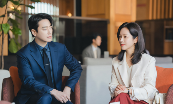 '나의 완벽한 비서'의 커플 이준혁과 한지민. /SBS